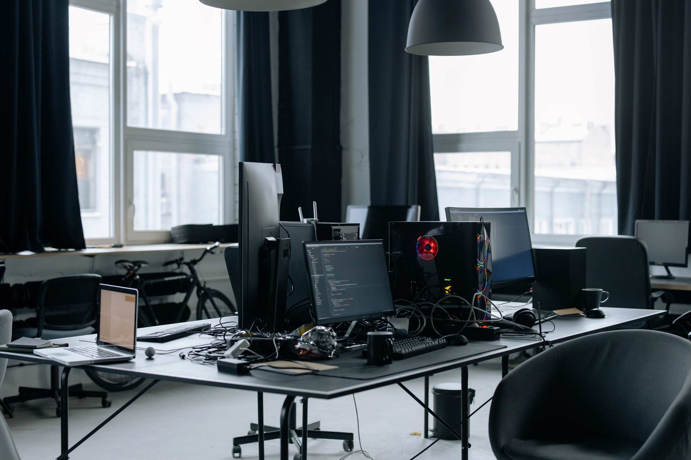 Büroarbeitsplatz mit Computermonitoren auf Schreibtischen