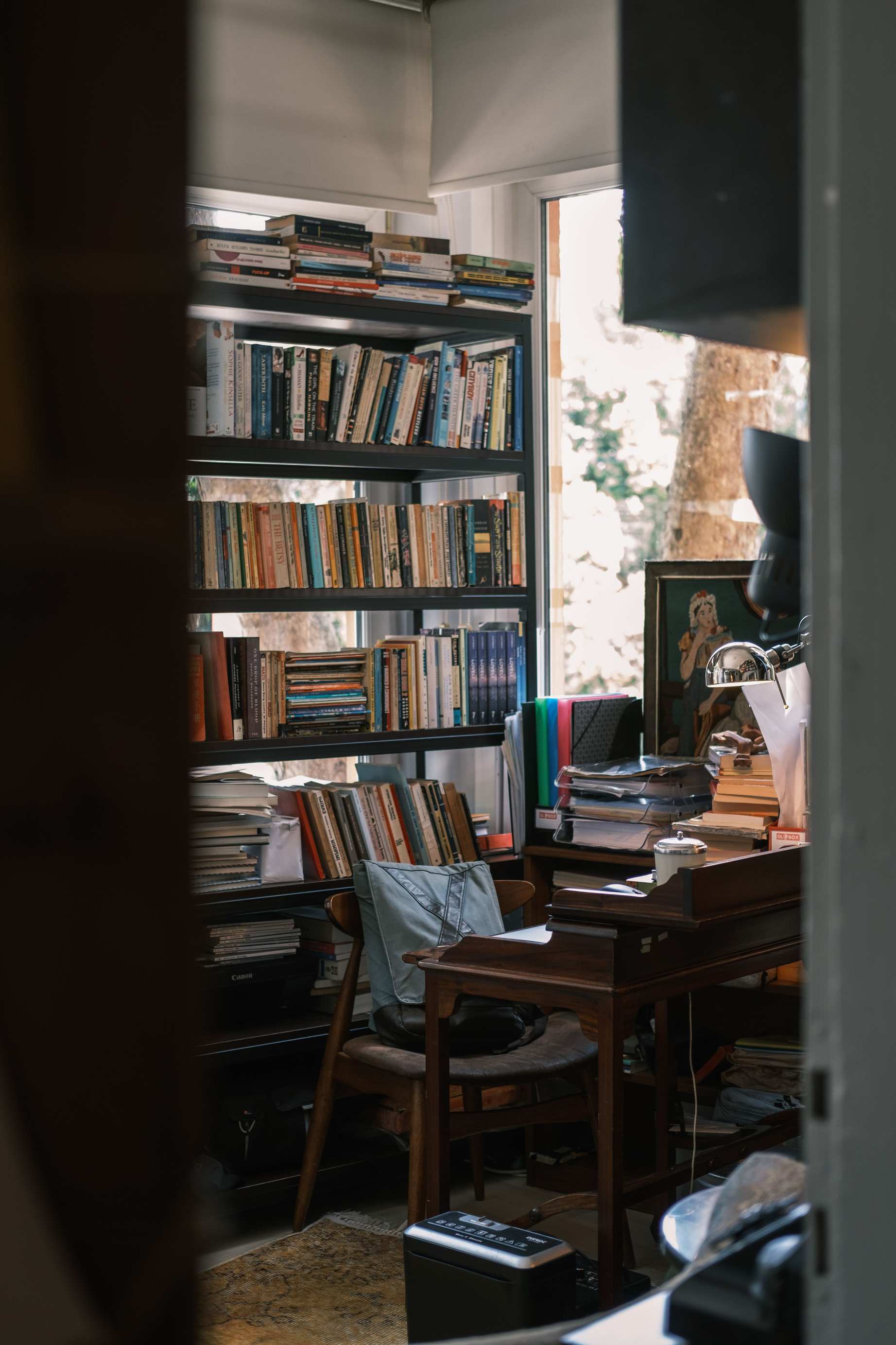 Lesesaal einer Bibliothek mit Bücherregalen und Schreibtischen